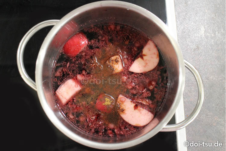 ドイツのホットワインを作る様子　鍋に赤ワインを入れてフルーツとスパイスを入れた様子